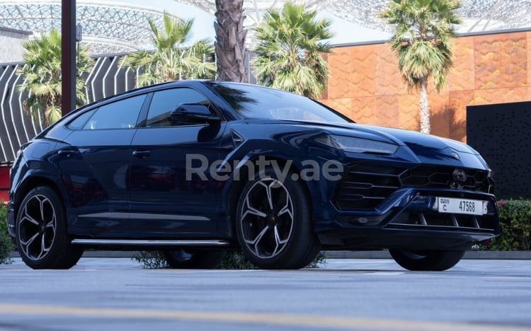 Azul Oscuro Lamborghini Urus en alquiler en Sharjah