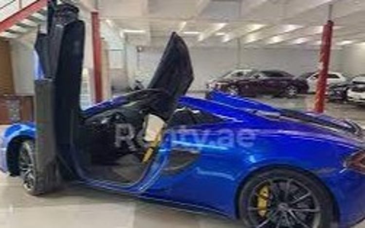 أزرق غامق McLaren 570S Spider للإيجار في أبو ظبي