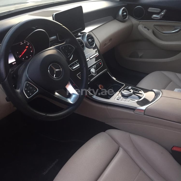 أزرق غامق Mercedes C Class C300 للإيجار في دبي 1