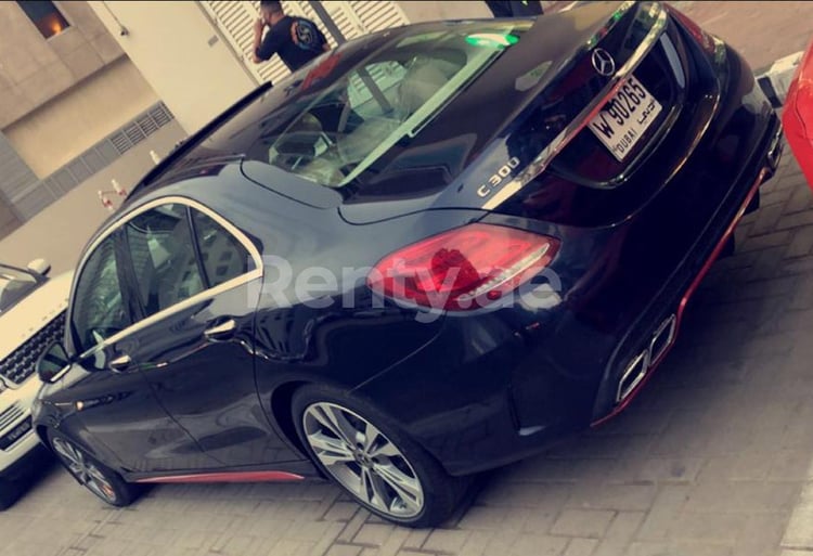 Dunkelblau Mercedes C300 zur Miete in Sharjah 1