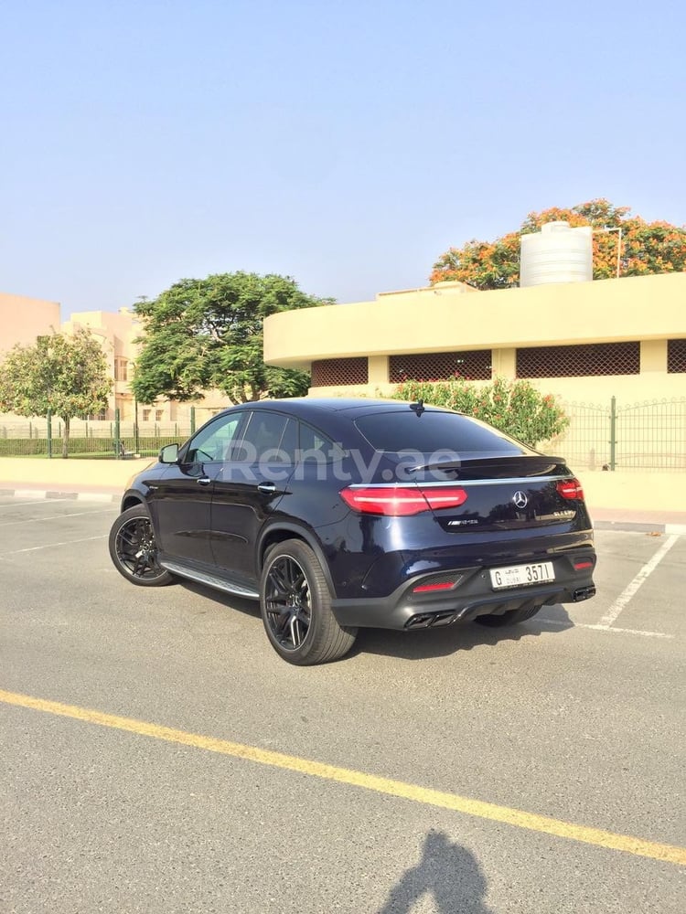 Bleu Foncé Mercedes GLE63 AMG en location à Sharjah 1