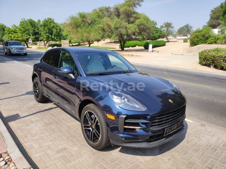 Bleu Foncé Porsche Macan en location à Abu-Dhabi 0