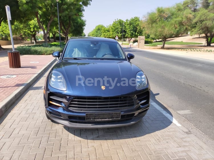 Bleu Foncé Porsche Macan en location à Abu-Dhabi 1