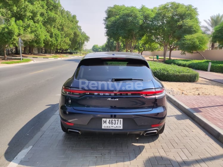 Bleu Foncé Porsche Macan en location à Dubai 3