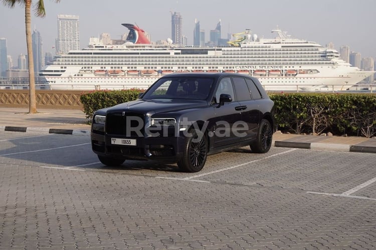 Azul Oscuro Rolls Royce Cullinan Mansory en alquiler en Sharjah 0