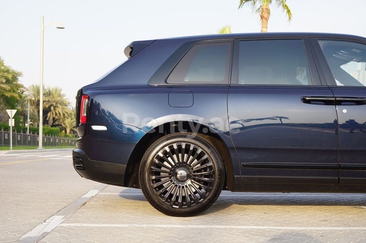 Dunkelblau Rolls Royce Cullinan Mansory zur Miete in Abu-Dhabi 5