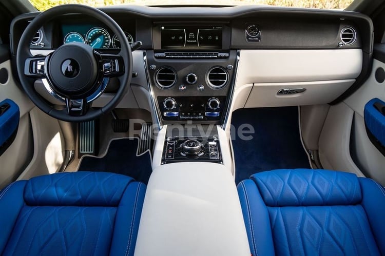 Blu Scuro Rolls Royce Cullinan Mansory in affitto a Dubai 8