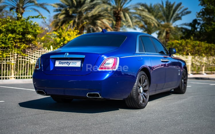 أزرق غامق Rolls Royce Ghost للإيجار في أبو ظبي 2