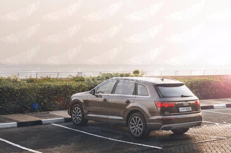 Marron Oscuro Audi Q7 v8 Limited Edition en alquiler en Dubai 3