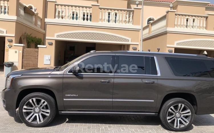 بني غامق GMC Yukon للإيجار في دبي