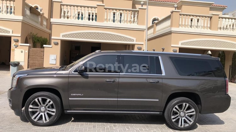 Dunkelbraun GMC Yukon zur Miete in Abu-Dhabi 0