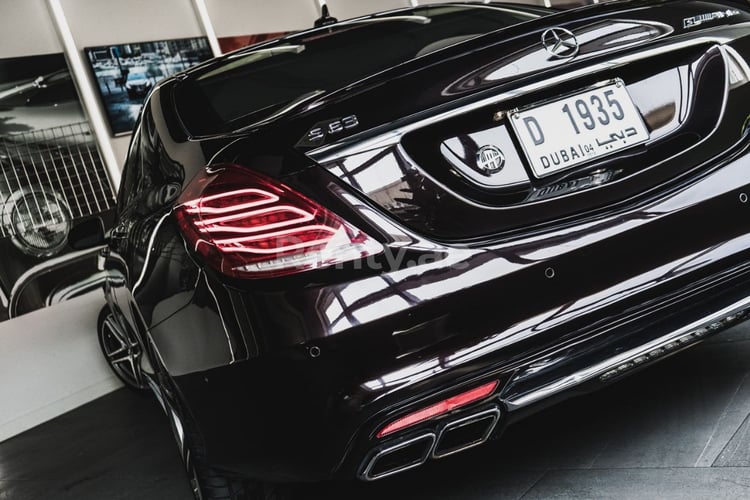 بني غامق Mercedes S Class للإيجار في دبي 0