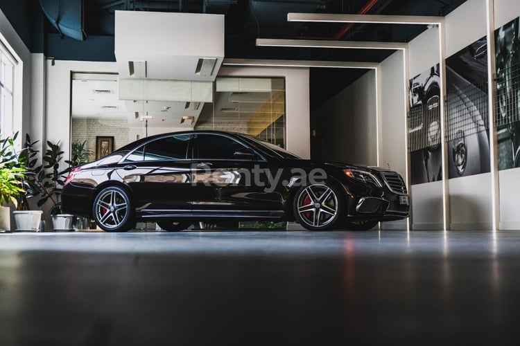 Marron Oscuro Mercedes S Class en alquiler en Dubai 2