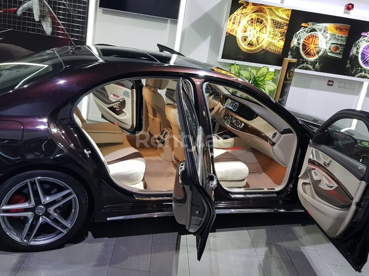 Marron Oscuro Mercedes S Class en alquiler en Sharjah 3