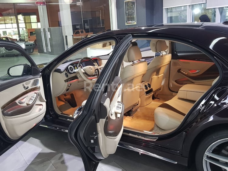 Marrone Scuro Mercedes S Class in affitto a Sharjah 4