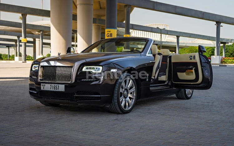 Dunkelbraun Rolls Royce Dawn zur Miete in Sharjah 7