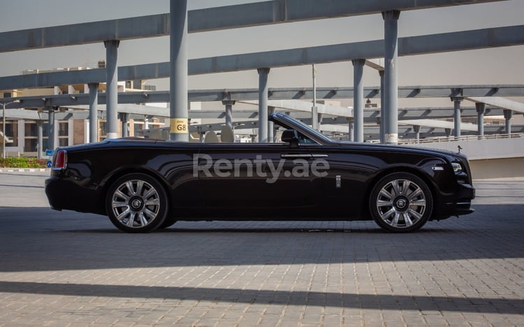 Marrone Scuro Rolls Royce Dawn in affitto a Sharjah 8