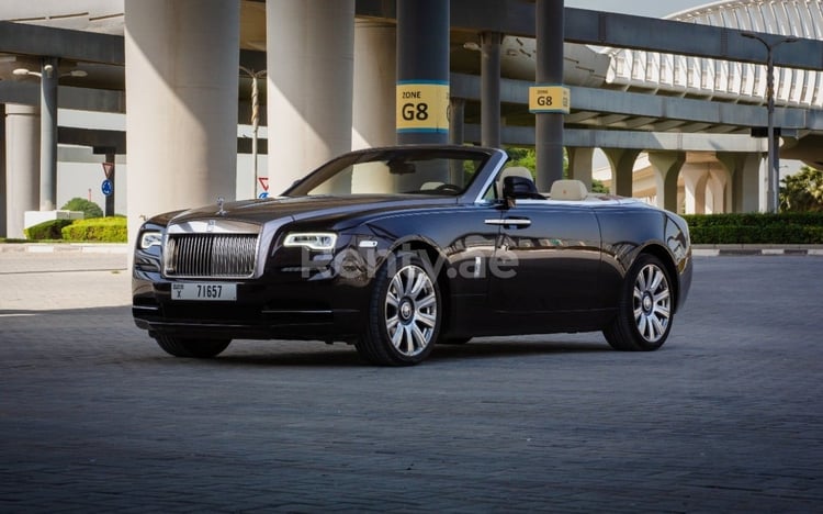 Marron Oscuro Rolls Royce Dawn en alquiler en Dubai