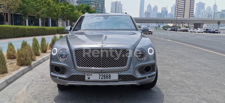 Gris Argenté Bentley Bentayga en location à Abu-Dhabi 0