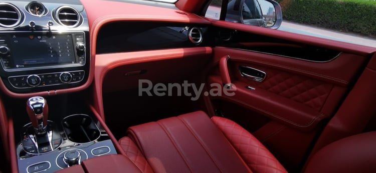 الرمادي الفضي Bentley Bentayga للإيجار في أبو ظبي 3