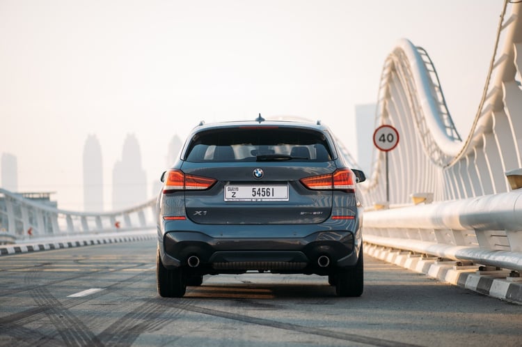 Gris Foncé BMW X1 en location à Abu-Dhabi 1