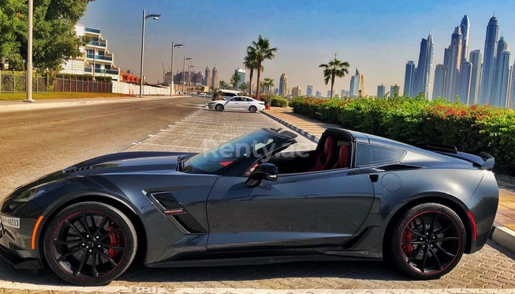 رمادي غامق Corvette Grandsport للإيجار في الشارقة 3