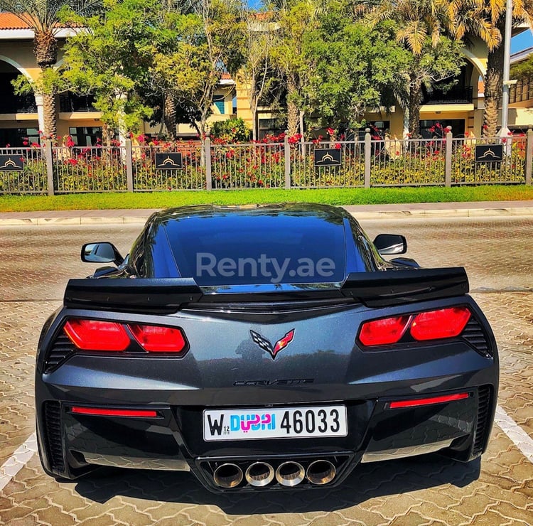 Dunkelgrau Corvette Grandsport zur Miete in Sharjah 4