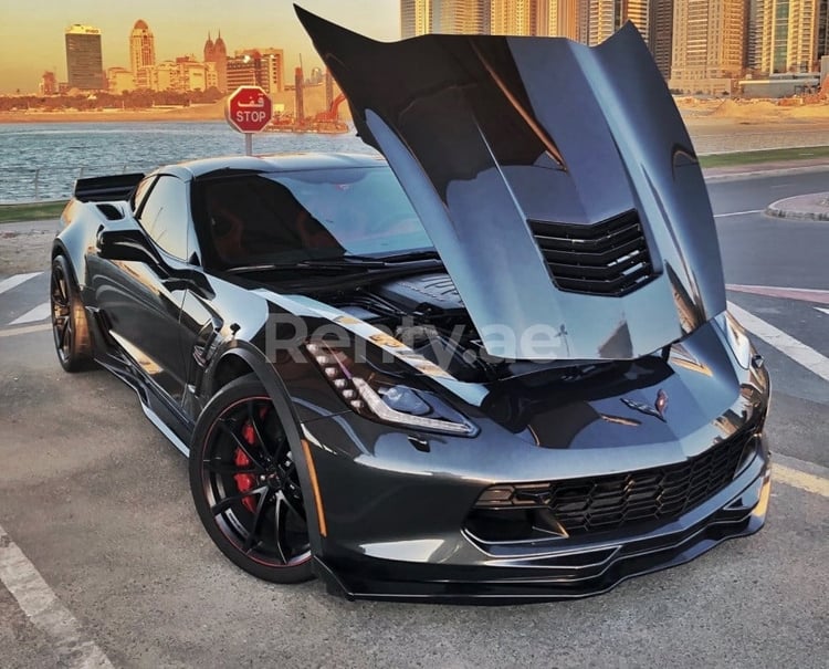 رمادي غامق Corvette Grandsport للإيجار في الشارقة