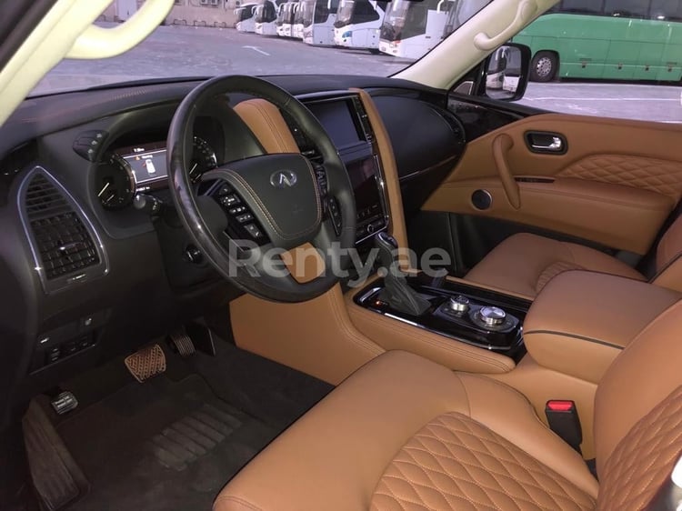 Gris Oscuro Infiniti QX 80 en alquiler en Abu-Dhabi 3