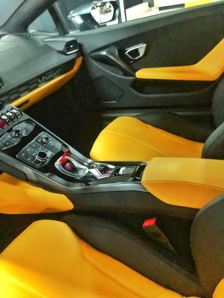 رمادي غامق Lamborghini Huracan للإيجار في دبي 3