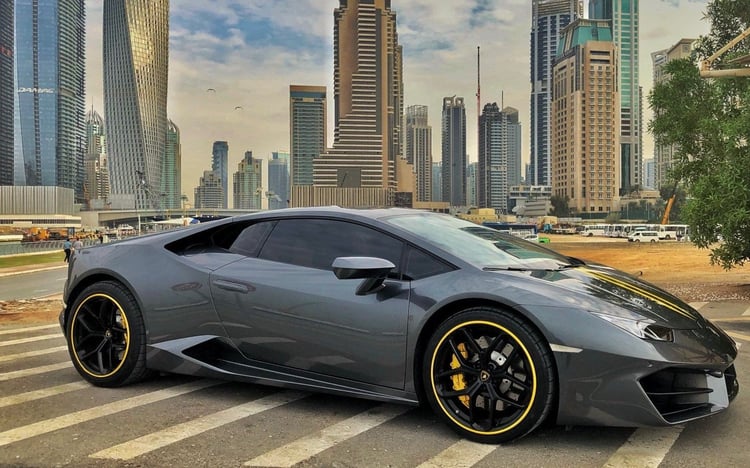 Grigio Scuro Lamborghini Huracan in affitto a Abu-Dhabi