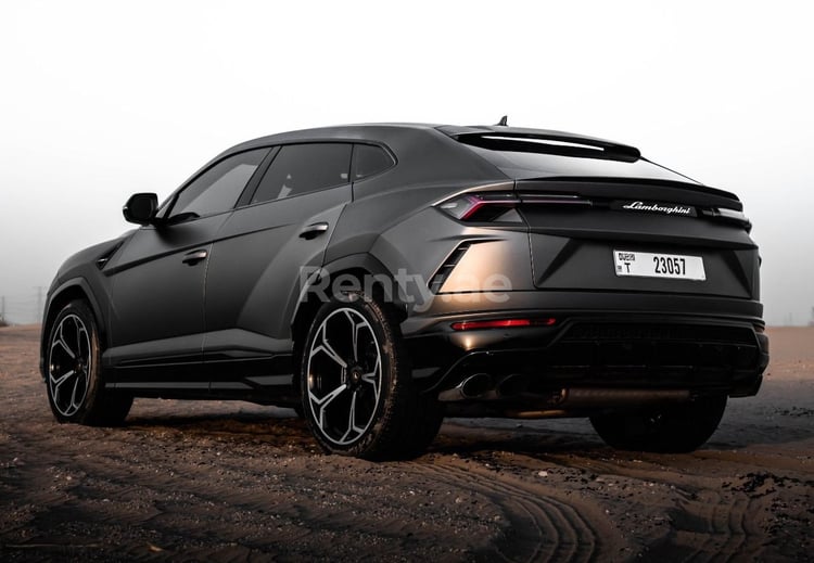 在迪拜租赁深灰色 Lamborghini Urus 0