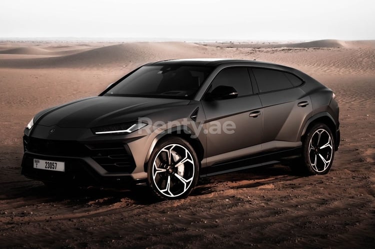 Dunkelgrau Lamborghini Urus zur Miete in Sharjah 4