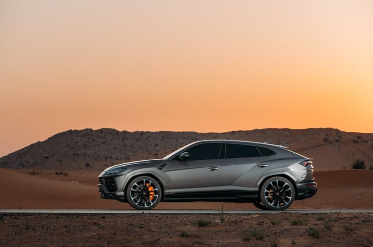 Gris Oscuro Lamborghini Urus en alquiler en Abu-Dhabi 0