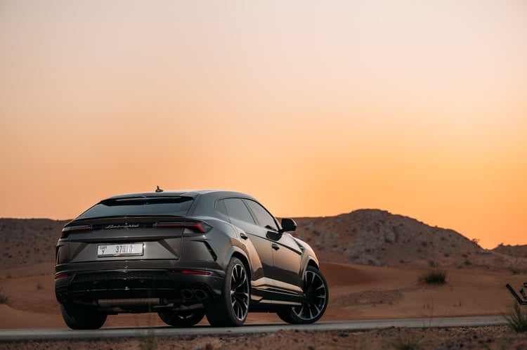 Dunkelgrau Lamborghini Urus zur Miete in Dubai 1