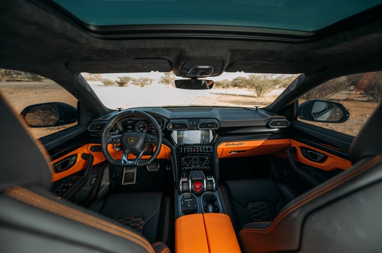 Gris Oscuro Lamborghini Urus en alquiler en Dubai 3