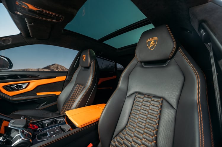 Dunkelgrau Lamborghini Urus zur Miete in Dubai 4