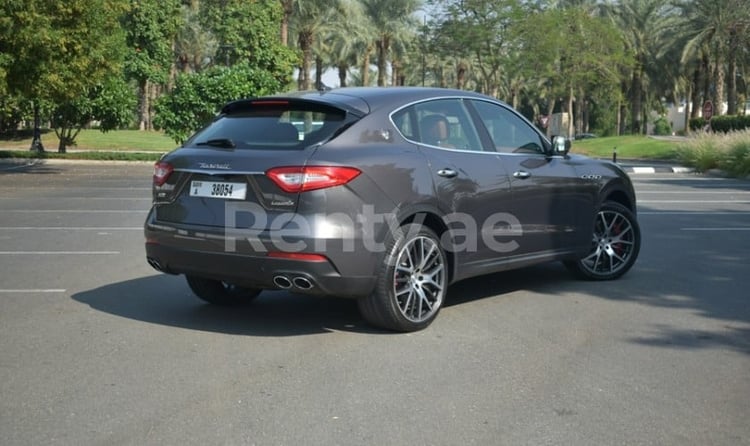 Grigio Scuro Maserati Levante S in affitto a Sharjah 1