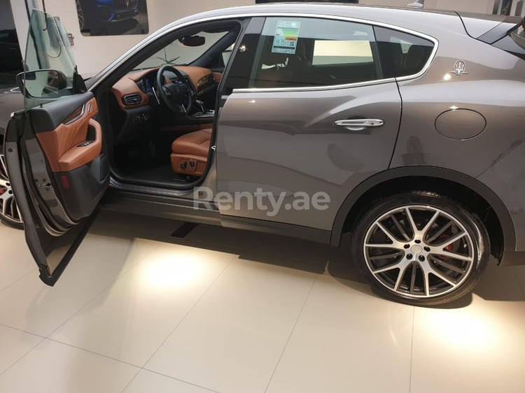 在沙迦租赁深灰色 Maserati Levante S 0