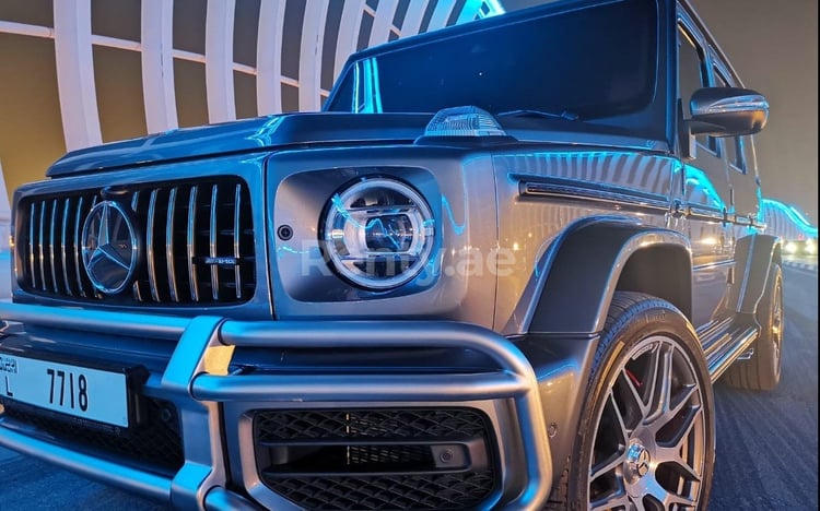 Gris Oscuro Mercedes G class en alquiler en Abu-Dhabi