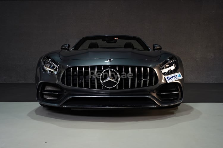 رمادي غامق Mercedes GTC cabrio للإيجار في أبو ظبي 2