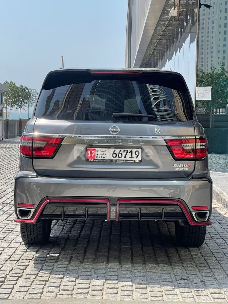 Gris Foncé Nissan Patrol V8 Nismo en location à Abu-Dhabi 2