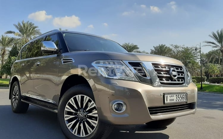 在迪拜租赁深灰色 Nissan Patrol V6 Platinum