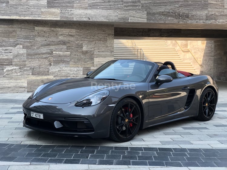 Gris Oscuro Porsche Boxster GTS en alquiler en Sharjah 2