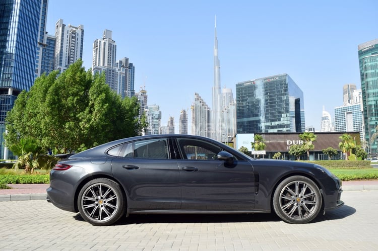 Gris Oscuro Porsche Panamera 4 en alquiler en Abu-Dhabi 1