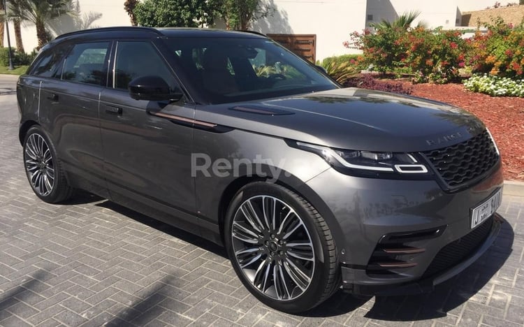 Grigio Scuro Range Rover Velar R Dynamic 380HP in affitto a Abu-Dhabi