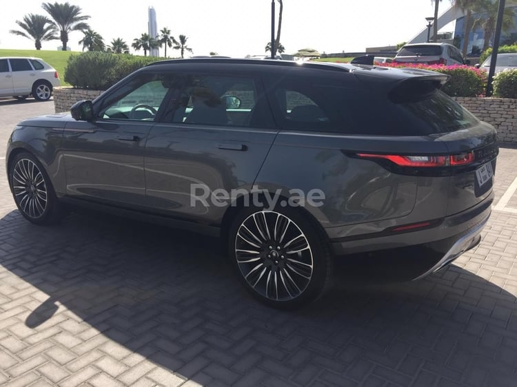 Grigio Scuro Range Rover Velar R Dynamic 380HP in affitto a Abu-Dhabi 0