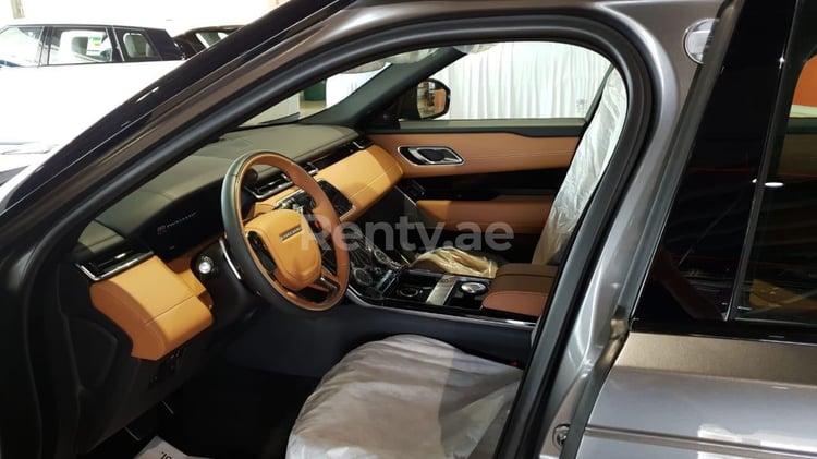 Gris Foncé Range Rover Velar R Dynamic 380HP en location à Dubai 2