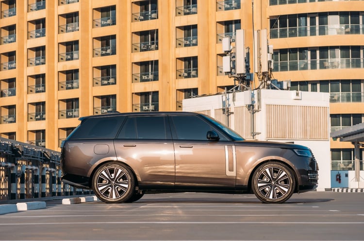 Gris Foncé Range Rover Vogue HSE en location à Sharjah 1