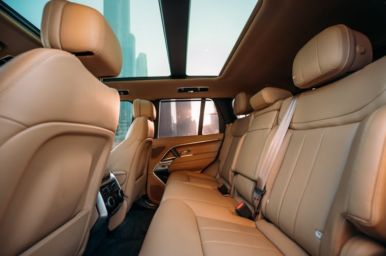 Dunkelgrau Range Rover Vogue HSE zur Miete in Sharjah 5